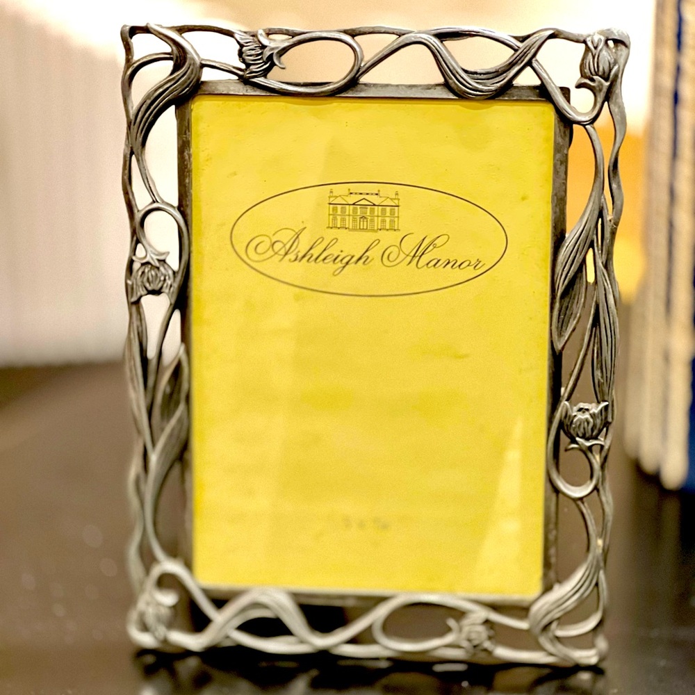 Beautiful 5 x 7 metal picture frame pewter finish ￼